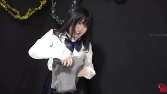 FF-669 04 Pee-holding matches: schoolgirl vs office lady.