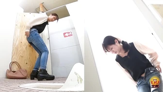 EE-749 05 Hidden camera footage of a girls’ toilet without a door. Shameful peeing!